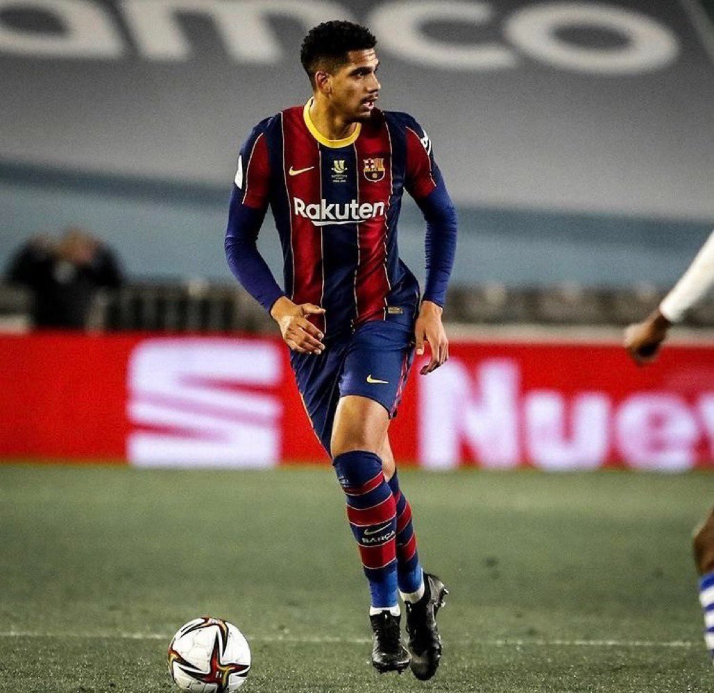 الموندو - اراخو المدافع الأفضل حاليا في برشلونة 
الاورغوياني بالأمس كان أكثر رابع لاعب لمس الكرة على أرضية الملعب ( 96 مرة ) , مرر 77 تمريرة صحيحة من 84 تمريرة ( 92% ) , تفوق في مواجهة لاعب للاعب مرتين , تفوق في 11 ضربة رأسية , استخلص 6 كرات