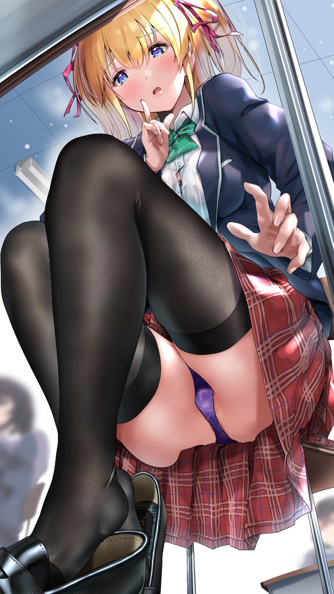 机の下から仰ぎ見るよ 