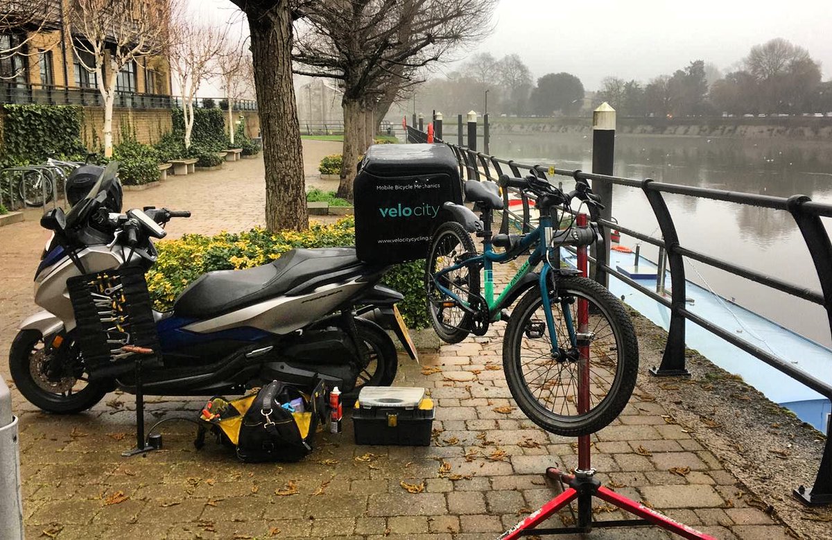 _VeloCityLondon's tweet photo. USP= WE COME TO YOU. 💫
Whatever the weather, repairs outside, any (London) location.
#usp #bicyclerepair #mobilerepairs #mobilerepairshop #mobilebikerepairs #mobilemechanics #london #cycling #wecometoyou #stillopen #whatevertheweather #repairs #repairsatyourdoor https://t.co/4xHomooDmp