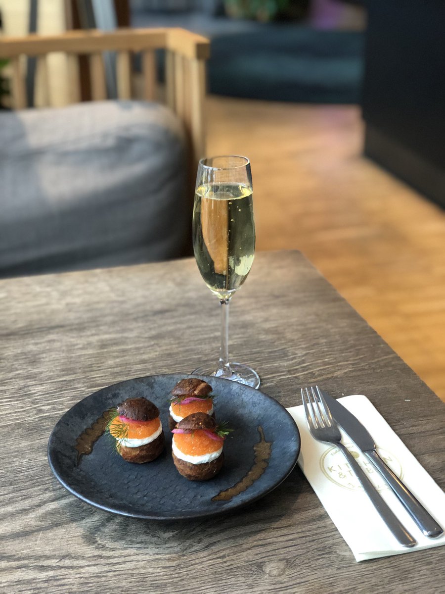 DaveDavve's tweet photo. Världspremiär! På Clarion Sign så erbjuder vi från och med imorgon en bra semla! Löjromssemla 👍#orginalet https://t.co/ba1jl0blx8