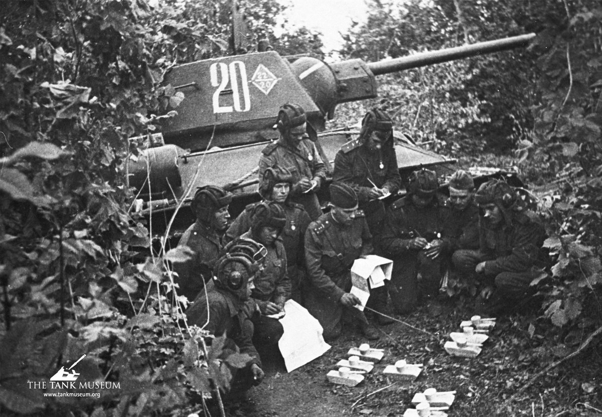 TankMuseum's tweet photo. Soviet T-34/76 commanders receive orders from their Commander.
The Company Commander, a Captain, is holding the stick and what is likely a map. Soviet tank tactics at this level were kept simple, due to a shortage of radios for passing detailed orders, and inexperienced crews. https://t.co/iKe2lFpB10