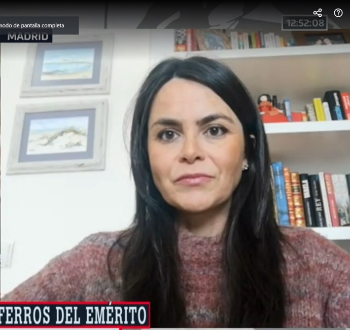 Una pena ese contrapicado de <a href="/AngelaMartialay/">Ángela Martialay</a> Arte, libros y colores detrás. Muy bien iluminado todo, pero... Separar y subir la cámara para más puntos. 6/10 #coronavirusarv