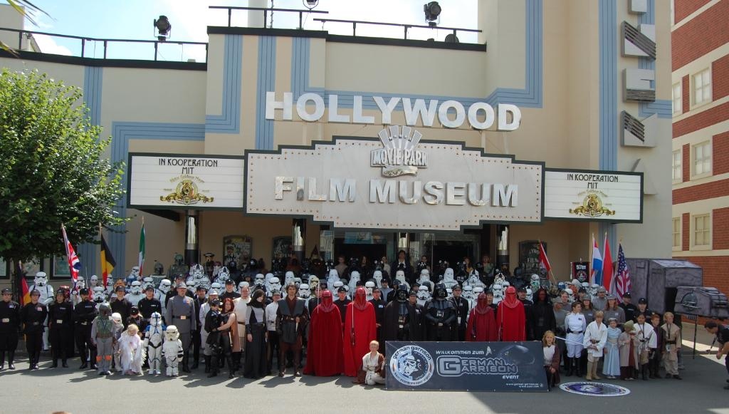 DutchGarrison's tweet photo. Vandaag gooien we de #throwbackthursday wel heel ver terug naar 2008! Op uitnodiging van het GermanGarrison zijn we toen, als Dutch Outpost, naar Warner Movie World gegaan om o.a. mee te doen aan de parade!
#tbt #501stlegion #dutchgarrison #germangarrison https://t.co/bavf9o6R7b