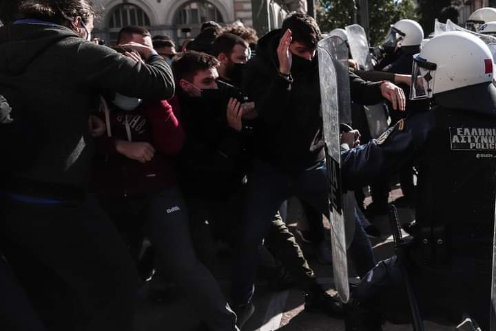 stergiosale's tweet photo. Φοιτητές δέχονται επίθεση από τις αστυνομικές δυνάμεις. Φοβούνται όποιον διαδηλώνει, φοβούνται κάθε ελεύθερη κ μη ελεγχόμενη άποψη κ φροντίζουν να την πνίξουν με χημικά. https://t.co/HZH4F2Bi71