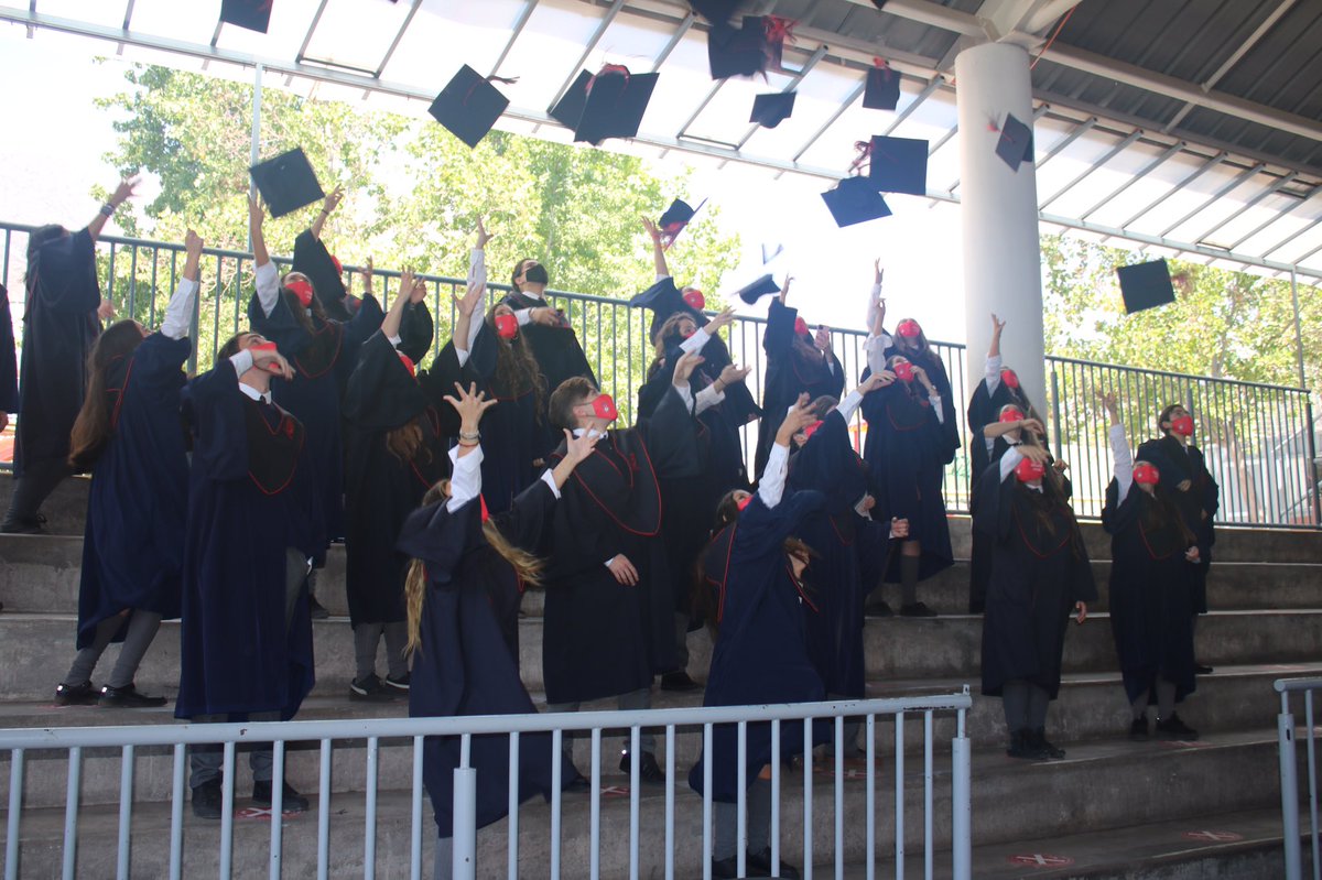 britishroyal's tweet photo. Oficialmente Ex alumnos Generación 2020. https://t.co/8r7MUnsnLT