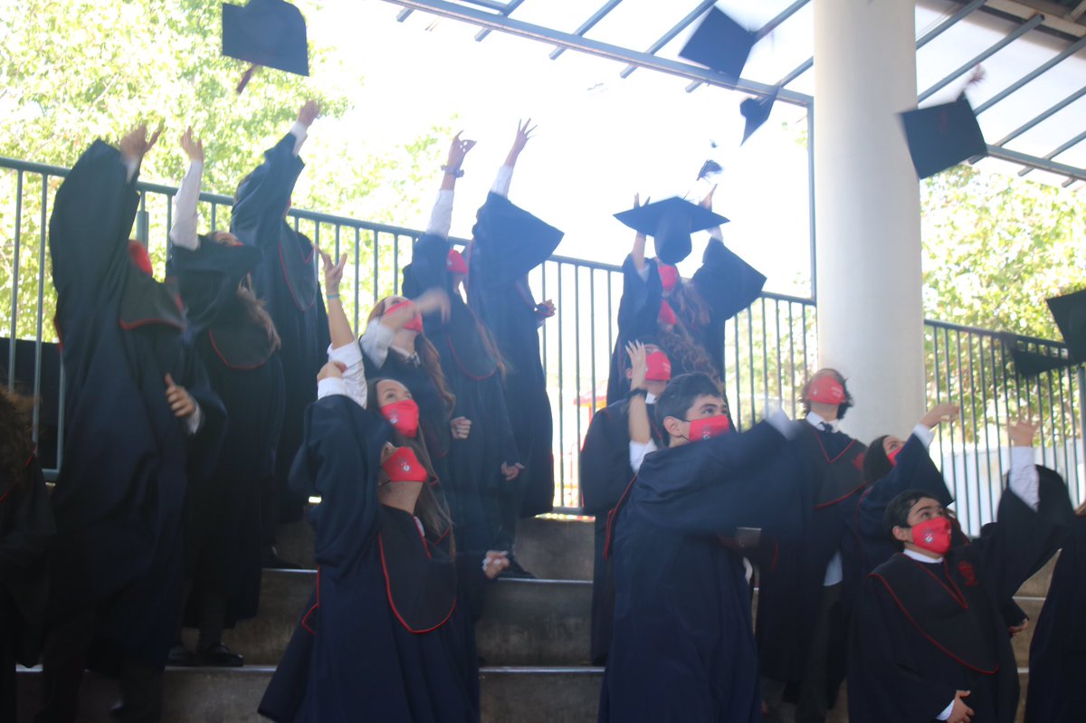 britishroyal's tweet photo. Oficialmente Ex alumnos Generación 2020. https://t.co/8r7MUnsnLT
