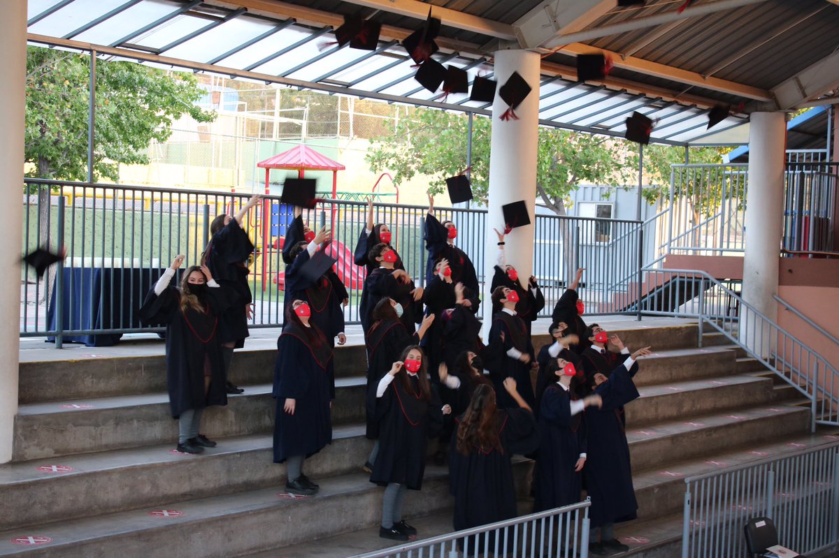 britishroyal's tweet photo. Oficialmente Ex alumnos Generación 2020. https://t.co/8r7MUnsnLT