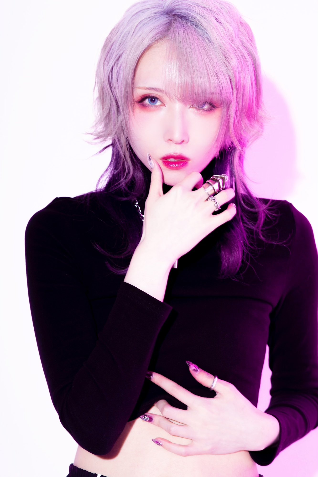 青木志貴 この度 書籍を出版させて頂く事になりました 青木志貴 初のエッセイ本 わがままに生きろ 1350円 税 21年３月10日発売 いじめ 性別 仕事 幼少期から現在に至るまでの経験や考えを綴った内容となっております 本日より予約開始