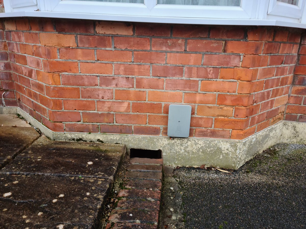 PestDetective45's tweet photo. Got a callout to a customer today in #Bournemouth who  heard #RATS in his house. Turned out to be an easy one to solve as access was gained through these air vents that had the guards missing. What attracted them to the house was the nearby clutter, bird feeders and compost heap. https://t.co/3nxOK2OoyZ