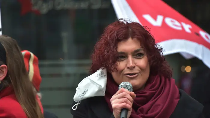 vdaaost's tweet photo. S O L I D A R I T Ä T 
M I T 
Dr. B A N U  B Ü Y Ü K A V C I
👉 Obwohl das Urteil noch nicht rechtskräftig ist u. die Anwälte Revision angekündigt haben, prüft die Ausländerbehörde der Stadt Nürnberg die Möglichkeit ihrer Ausweisung.
https://t.co/zi9D6SoLDk #BanuMussBleiben #129b https://t.co/ca2UR233Rc