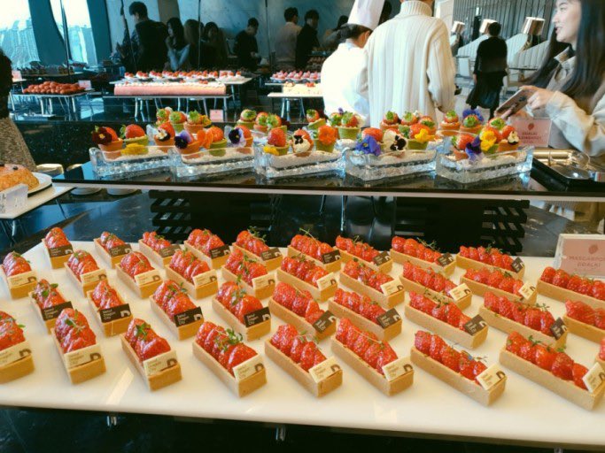ajummabakorea's tweet photo. #รีวิวเกาหลี  🇰🇷 ต้องกินให้ได้แล้วป่ะ 1 ปี มีครั้งเดียวกับบุฟเฟต์สตรอว์เบอร์รี ที่โรงแรม Seoul Dragon City ลงลิสต์วนไปจ้า หนาวหน้าไปกินกัน ราคาต่อหัวผู้ใหญ่ 55,000 วอนโรงแรมนี้เค้าจัดเต็มแน่นๆ ทุกเมนูสตรอว์เบอร์รีเกาหลีที่ต้องกินให้ได้ https://t.co/a6T0pd65LC