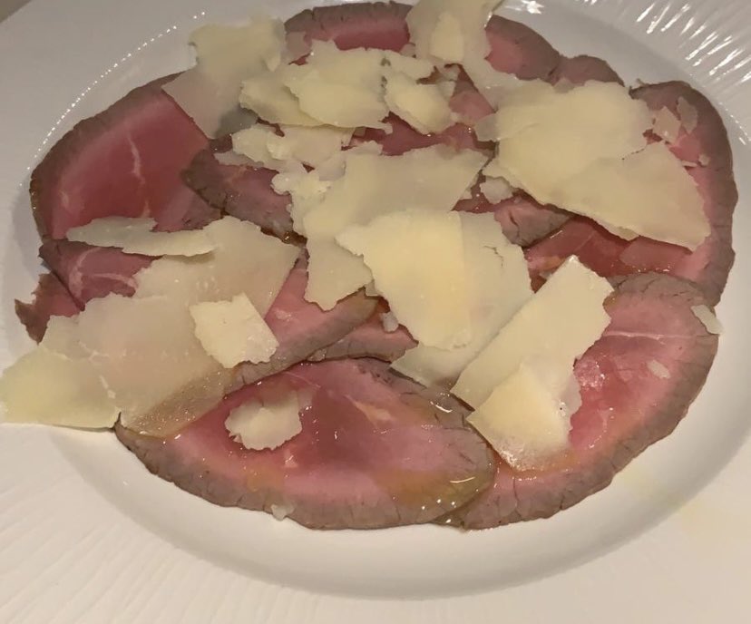 Giuseppe_Ripepi's tweet photo. Il #roastbeef si ricava classicamente dalle prime costole della lombata, ma può essere adatto anche un #filetto, lo #scamone o la #noce.
A parer mio è un #piatto molto #semplice da realizzare ma, se ben cucinato risulta essere un ottimo secondo piatto.
@ComoCfp https://t.co/dMI4ZgMLxP