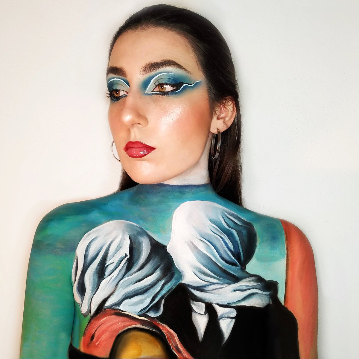__paulasanchez's tweet photo. Maquillaje recreando la pintura de "Los amantes", de René Magritte. Si os gusta me ayudáis mucho compartiendo 🧡🖌️ https://t.co/pPAbZNsX8Z