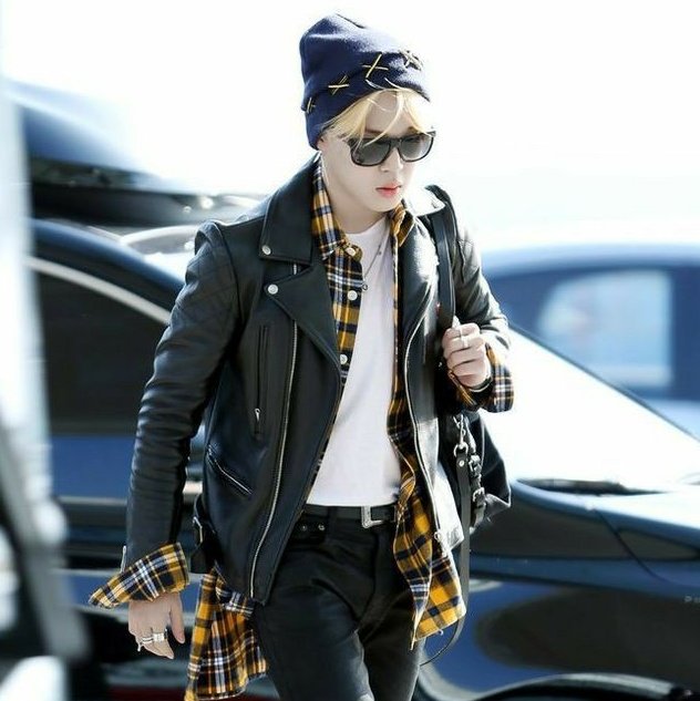 Jimin having his shirt tucked in ; a necessary thread