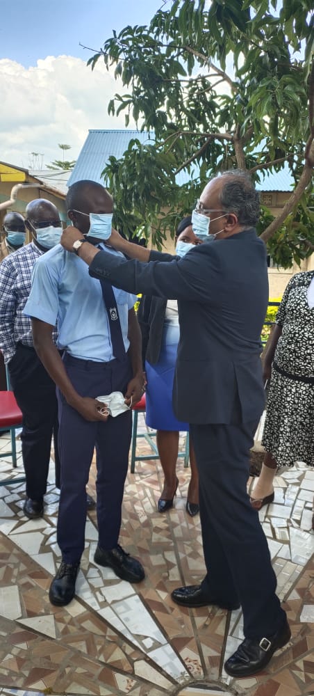 KevitDesai's tweet photo. #OperationBackToSchool Fitting a mask on a student at Kehancha Mixed Secondary School in Kuria West Sub-County Migori this afternoon. We distributed masks and soaps for use by the school fraternity. https://t.co/OJmj0uUCH6