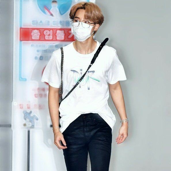 Jimin having his shirt tucked in ; a necessary thread