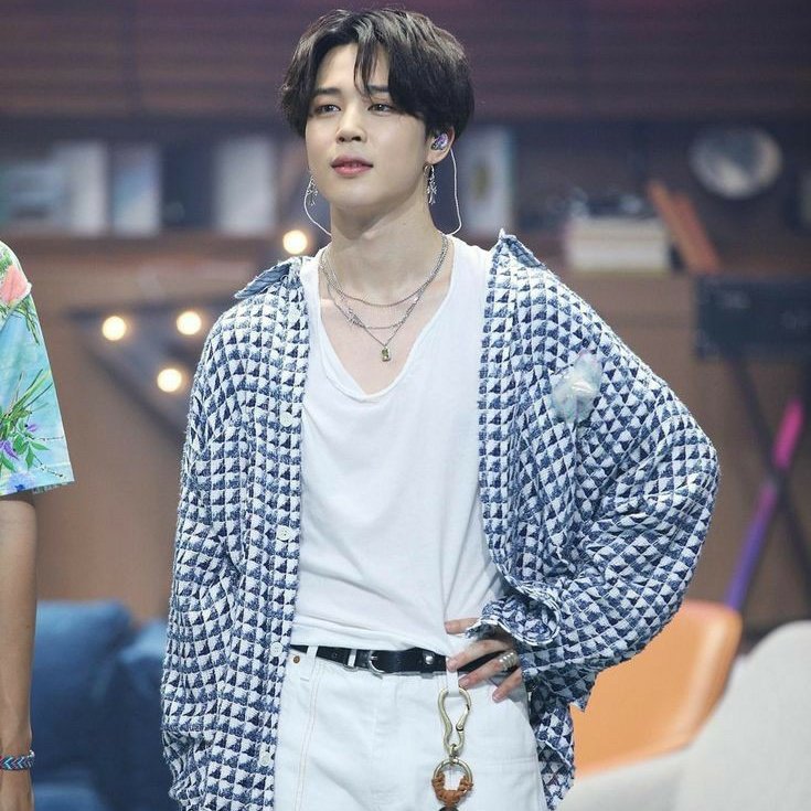 Jimin having his shirt tucked in ; a necessary thread