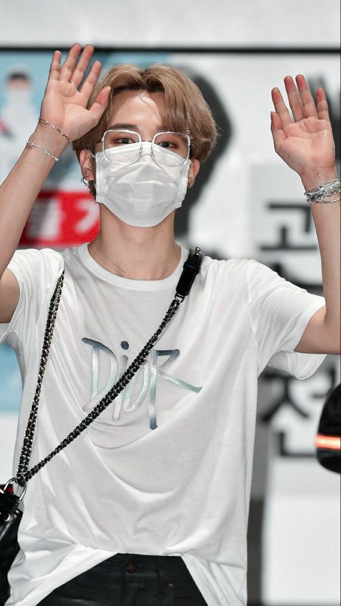 Jimin having his shirt tucked in ; a necessary thread