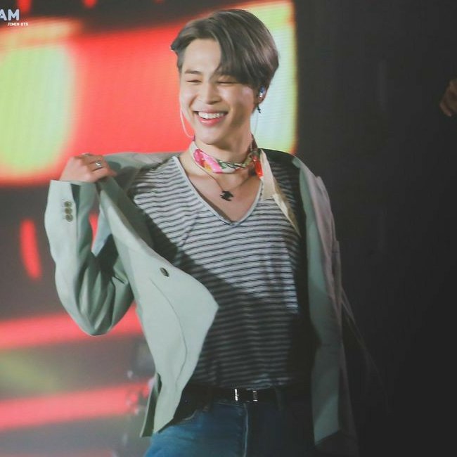 Jimin having his shirt tucked in ; a necessary thread