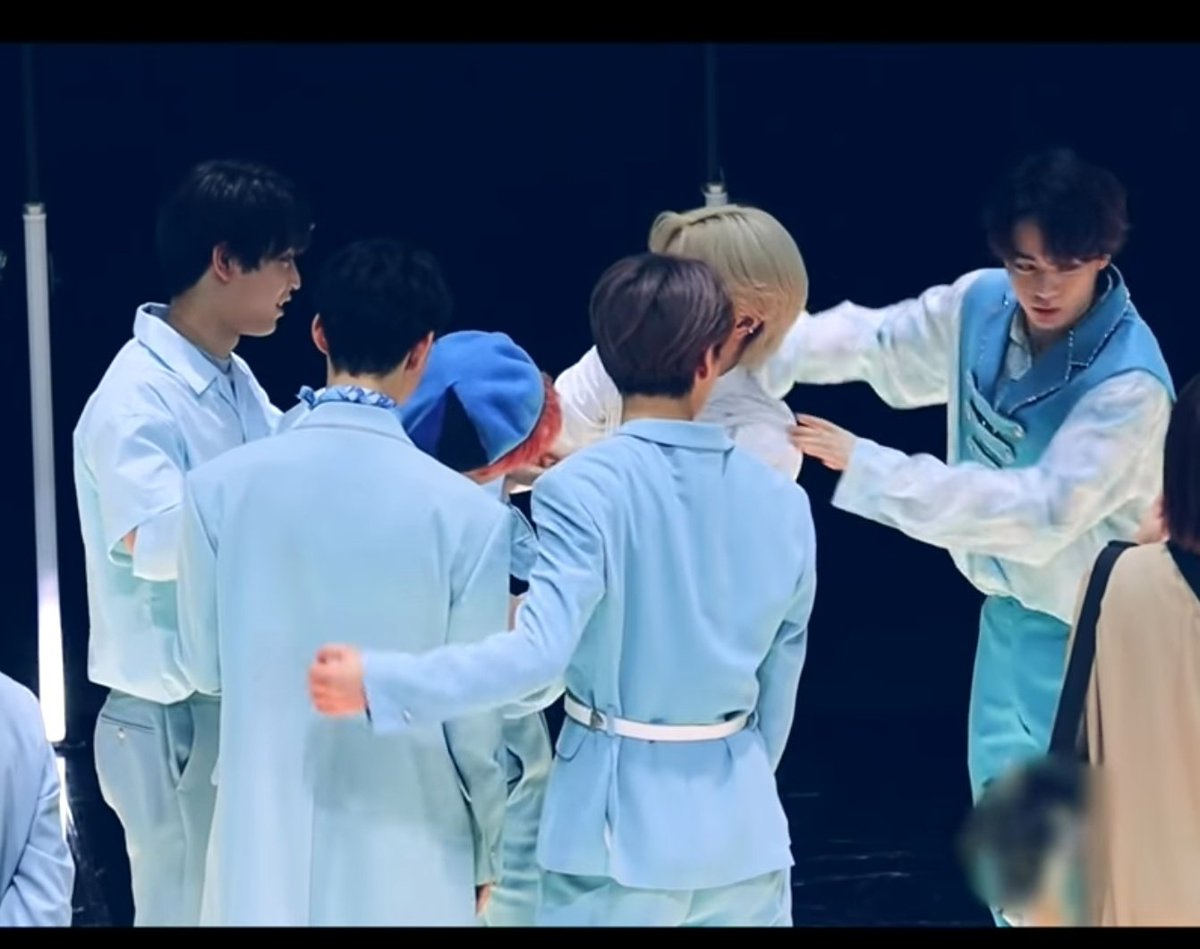 shionyaw's tweet photo. 🍮: Give Sukai back to me Takkun!!!
🍓: No I won't!
🍮: Then let's fight!
🍓: How dare u?! (Fight!)
Other: let's separate them..
I imagined what happened lol😚 let's enjoy the show😎 which team do you? LMAO😂
#JO1 #skyberry #skysei https://t.co/lOqNLDRWRb