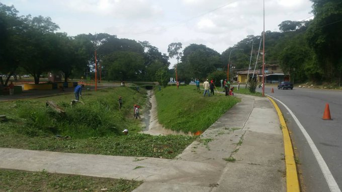 Siguiendo instrucciones del gobernador @RangelSilva4F, la @EMAOTRUJILLO  realizamos labores de limpieza y desmalezamiento en el sector 'El Prado' del municipio Pampanito. 

#GraciasRusia