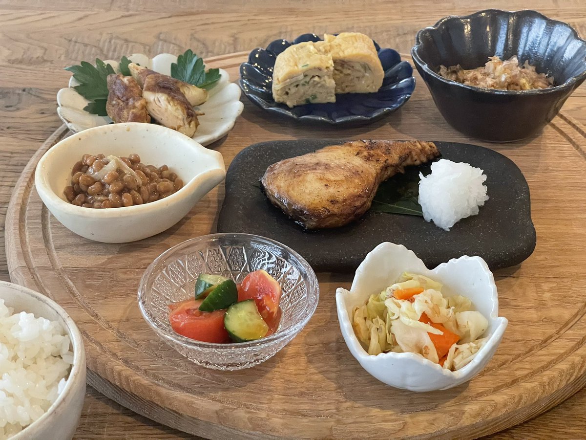 nobi's tweet photo. #父島 のサンプルでオシャレなホテル #PatInn 今は宿泊客私一人だけだけど、毎朝気合い入った手作り朝食も凄いけど、ウィスキーに合うからと作ってくれた庭にあるだいだいをチョコレートコーティングしてるのが本当にウィスキーに合う。親戚筋の地ビール出してるPapa’s Hale Cafeでもたまに出すらしい https://t.co/DQ3BaMn6GI