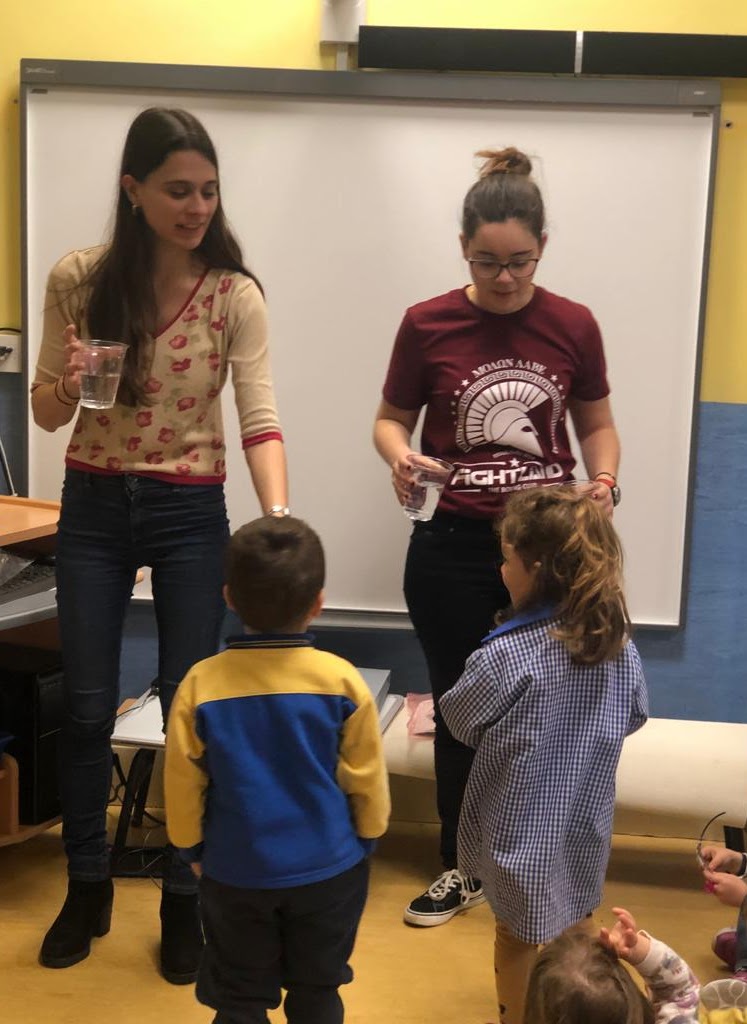 For the 11th of February,  #womenInScienceDay- We updated our poster about important women scientists from  @IO_CSIC-  @clarabenedi8 and  @mpilarurizar did worshops in the school Pintor Rosales with 5yo kids-  @clarabenedi8 gave a talk in the event organized by  @sedopticamof (3/)