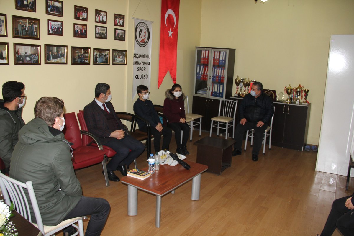 ''"Engel görmemek değil görmemezlikten gelmektir"
07-14 Ocak Beyaz Baston Görme Engelliler Haftası münasebetiyle Akçakoyunlu İdman Yurdu Spor Kulubü görme engelli sporcularımızı ziyaret ettik.
#beyazbastongoermeengellilerhaftası
<a href="/kasapoglu/">Dr. Mehmet Kasapoğlu</a> <a href="/gencliksporbak/">Gençlik ve Spor Bakanlığı 🇹🇷</a>