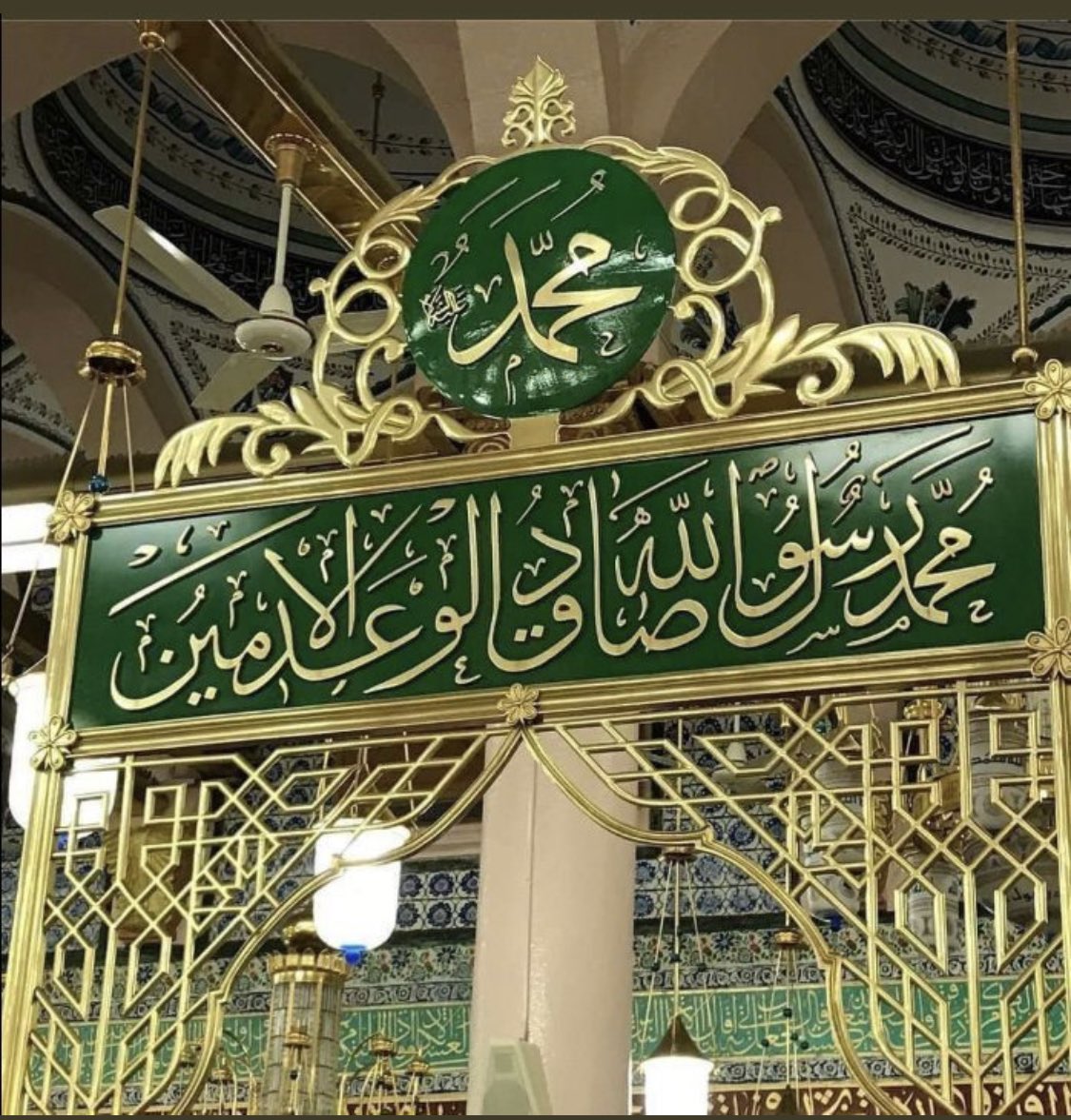 Dr_osama9103's tweet image. وكل الناسِ تُولد ثم تفنى
ووحدُك أنت ميلادُ الحياة

وكُّل الناس تُذكرُ ثم تُنسىٰ
وذكرُك أنت باقٍ في الصلاة

تُرددهُ المآذنُ كل وقتٍ
وينبض بالقلوبِ إلى الممات

وفاح المسكُ أنّىٰ كنتَ تمشي
ووجهُك نورُه عمّ الجهات

وقد تُعلي المكارمُ قدرَ قوم
ويعلو فيك قدرُ المُكْرمات