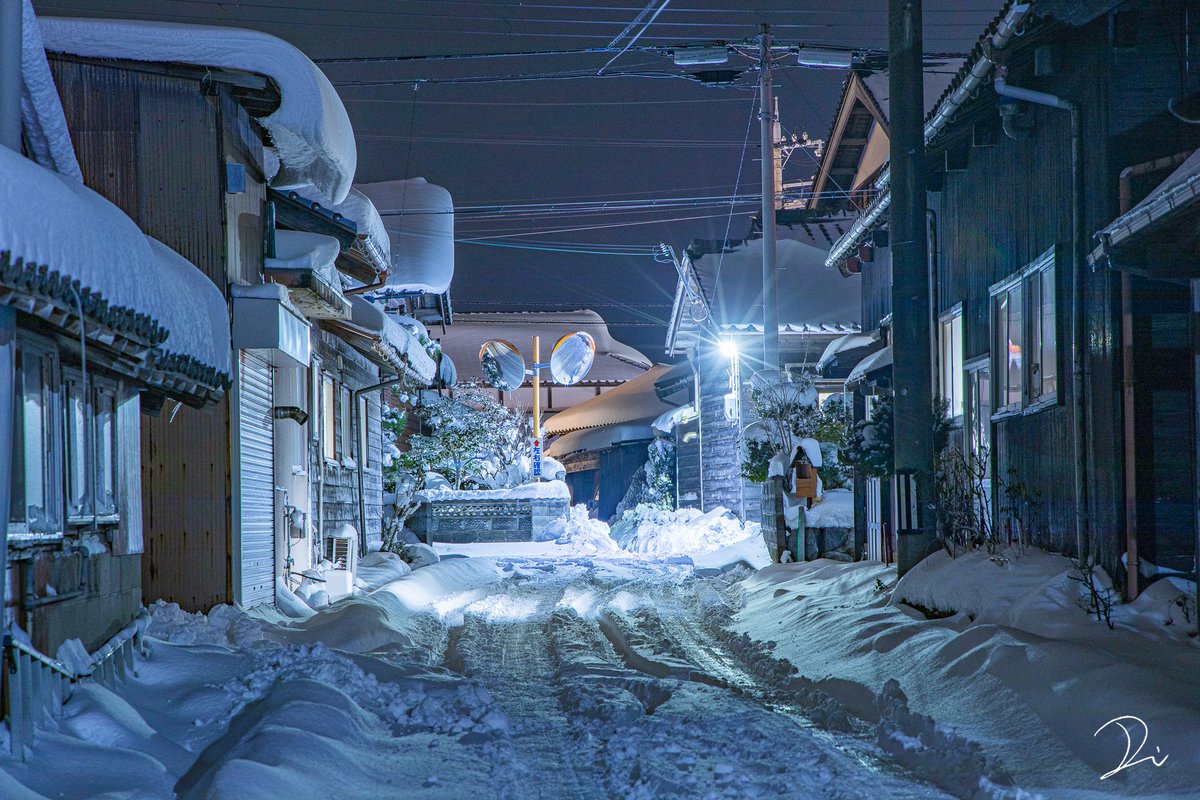 usalica's tweet photo. 雪の夜道を歩くと、少し寂しいけどなんだか心地良い。 https://t.co/cOo8hPhkqi