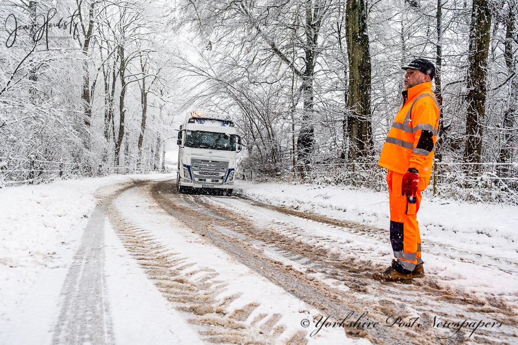 YPinPictures's tweet photo. Heavy #Snowfall across parts of #Northern #England treacherous #driving conditions for #motorist #StayHome #StaySafe #weather @SnowHour #Yorkshire @yorkshirepost @MarisaCashill @OpinionYP #yplive #WeatherWatchers @LeedsNews @sdphotos1 @BenJonesPicEd @a_lastair @UKSnowUpdates https://t.co/joqJmnWZYy