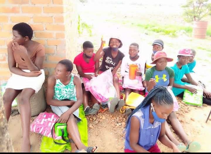 ShamwariyeMwana's tweet photo. #TBT Distribution of Dignity kits to our girls in Seke just before Christmas with the support of @OxfaminZim
#EndingPeriodPoverty
#MaskUp
#StaySafe https://t.co/FntbS5I4dN