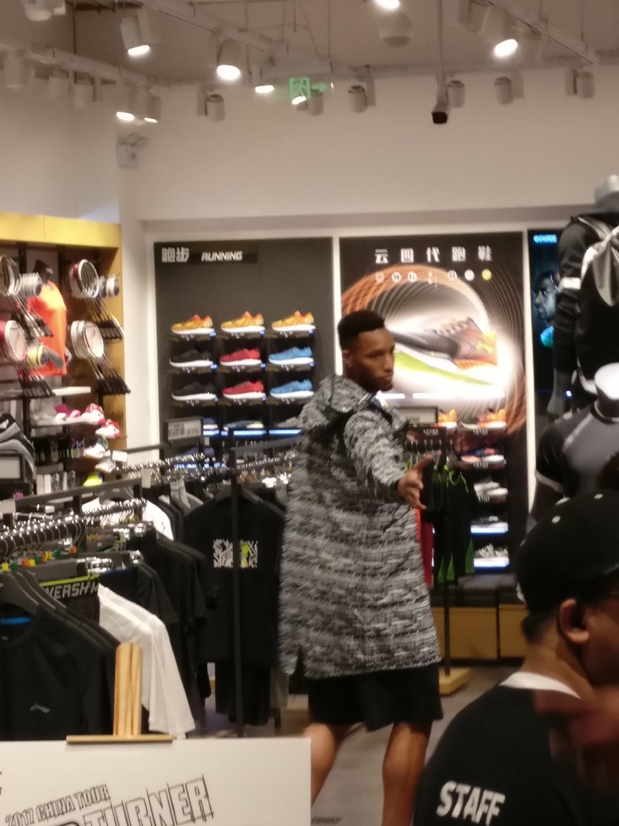 Ari_Neil's tweet photo. @thekidet I’m a fan from Hefei China . I got your signature at your meeting. Now studying in Kyoko Japan. Looking forward to your visit to Japan. Besides, can I see you on the court again? I really like your game. https://t.co/6aLmk2KdYi