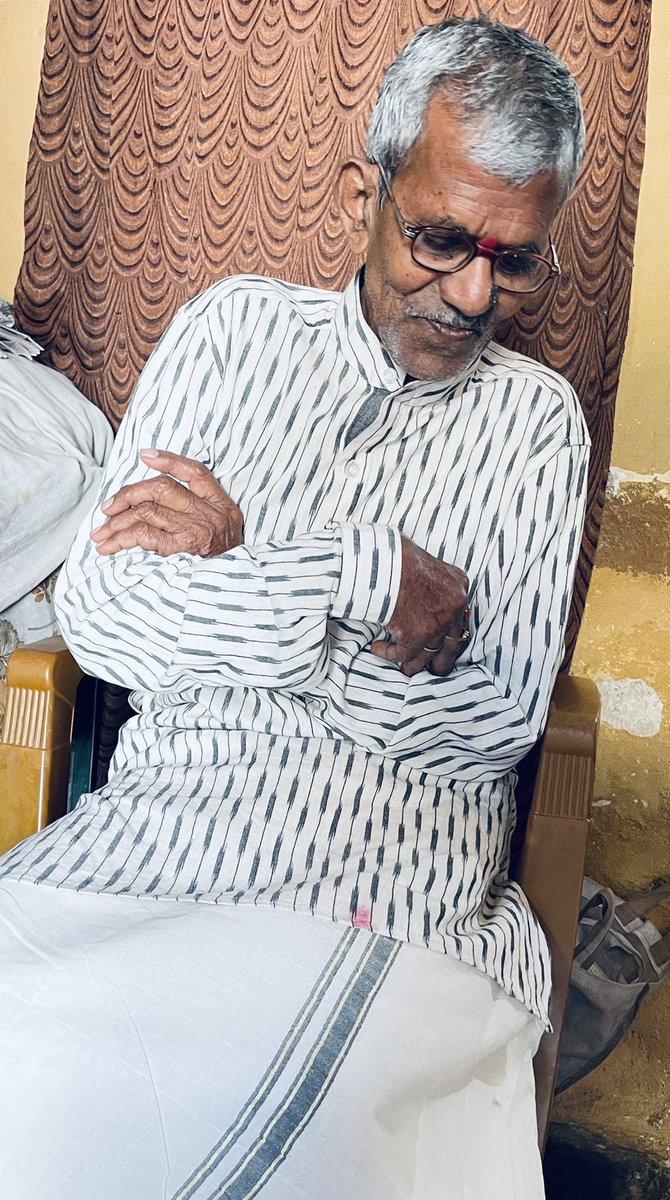 insidemalli's tweet photo. ఎందుకనిపిచ్చిందో - "ఎప్పుడన్న కుర్తా తొడిగితే మంచిగుంటదయ్యా" అన్నడు మా నాన్న ఒకసారి. 

మా నాన్న సంగతి తెల్సుగదా, అన్నడంటే పాడిన పాటే పాడుతుంటడు. 

ఇగో ఇయ్యాల ఈ కుర్తా పట్టిచ్చిస్తే తొడిగి మురిసిపోయిండు. 

#మానాన్నమారయ్య

Designed by : @ekordesign https://t.co/MBXToxF08N