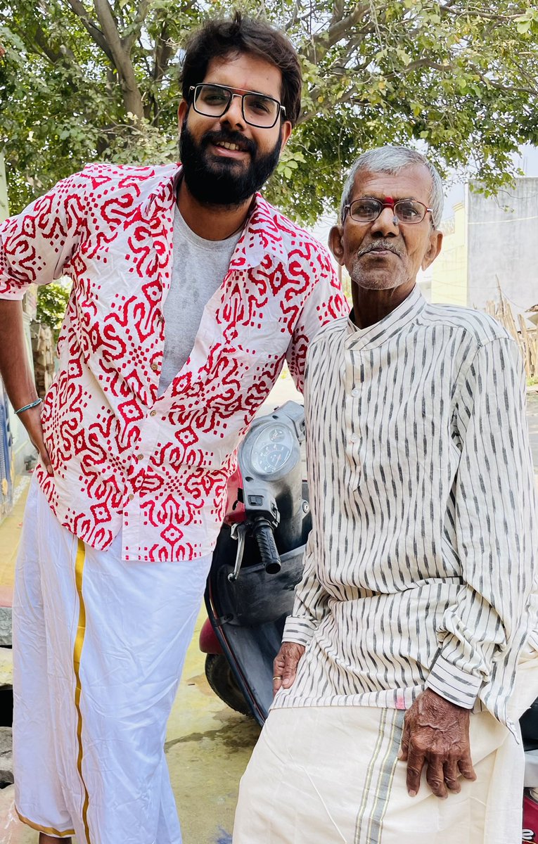 insidemalli's tweet photo. ఎందుకనిపిచ్చిందో - "ఎప్పుడన్న కుర్తా తొడిగితే మంచిగుంటదయ్యా" అన్నడు మా నాన్న ఒకసారి. 

మా నాన్న సంగతి తెల్సుగదా, అన్నడంటే పాడిన పాటే పాడుతుంటడు. 

ఇగో ఇయ్యాల ఈ కుర్తా పట్టిచ్చిస్తే తొడిగి మురిసిపోయిండు. 

#మానాన్నమారయ్య

Designed by : @ekordesign https://t.co/MBXToxF08N