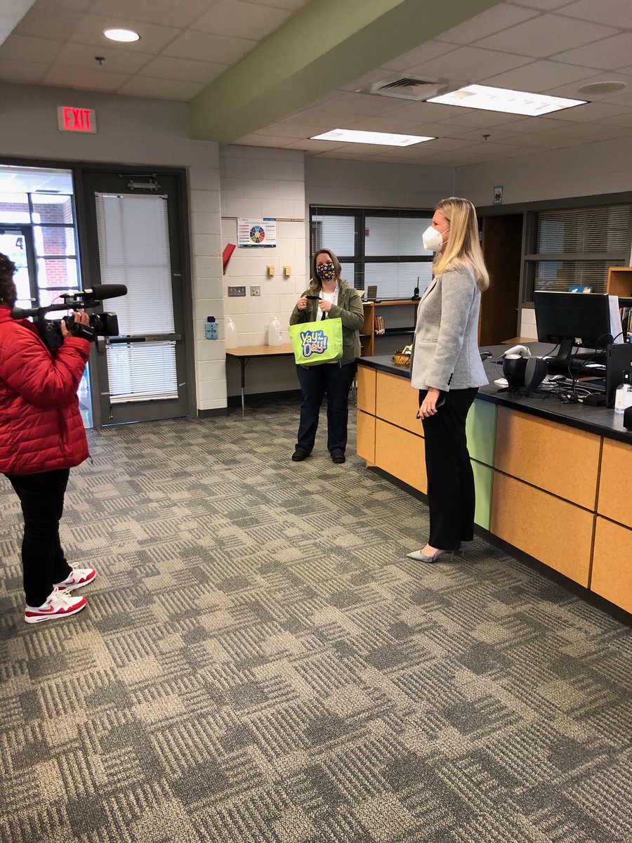 REESeagles's tweet photo. Congratulations to our very own Courtney Kier who was presented with a โYay of the Dayโ award recognizing her hard work and dedication towards ensuring our students still have access to our library books. @HenricoSchools @HenricoElem @AmyCashwell #yayoftheday https://t.co/oALqgSdXl1