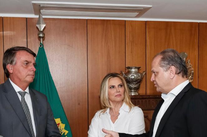 Honrada em ser recebida pelo presidente Bolsonaro. Com alegria ele informou que o BR receberá 2 milhões de doses da vacina da AstraZeneca e que o país está com a estrutura de vacinação pronta.Juntos vamos vencer essa batalha contra a Covid-19.