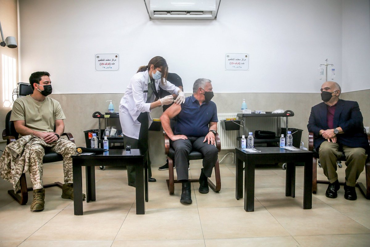 صور الملك و الأمير الحسن بن طلال، وولي العهد، يتلقون اللقاح المخصص ضد فيروس كورونا الغد الأردن