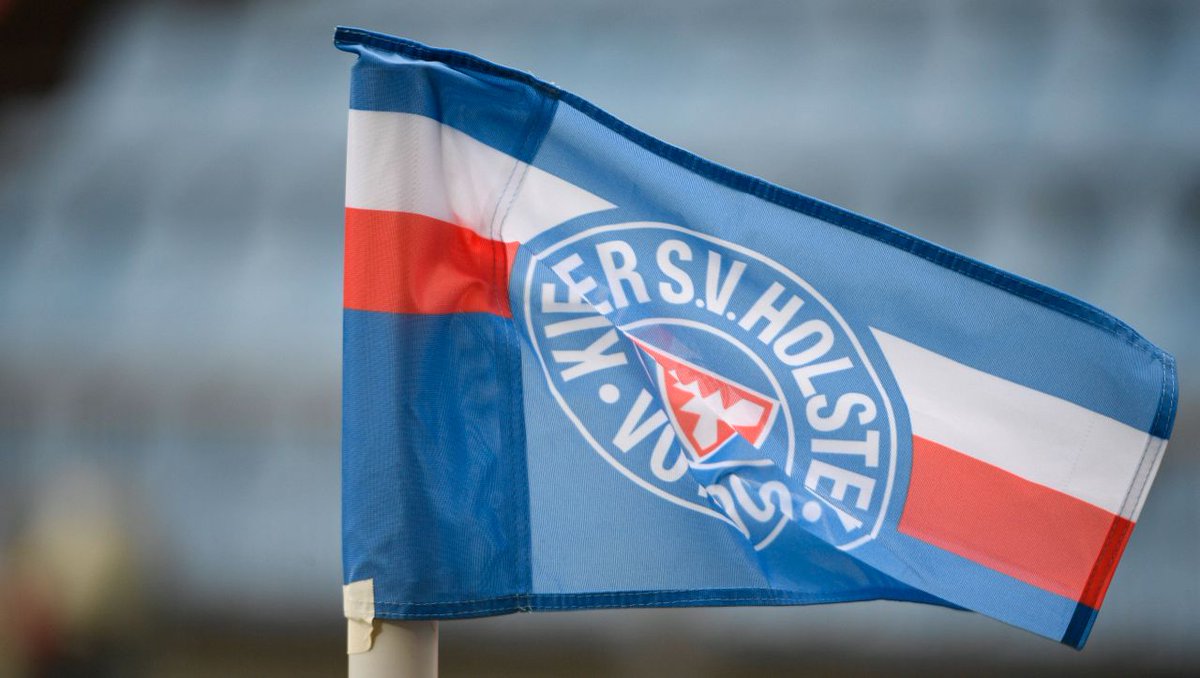 Kiel: Am Rathaus weht nach dem Sieg über Bayern die Holstein-Flagge https://t.co/6V6wGZDBEM https://t.co/v9TLrp87mo