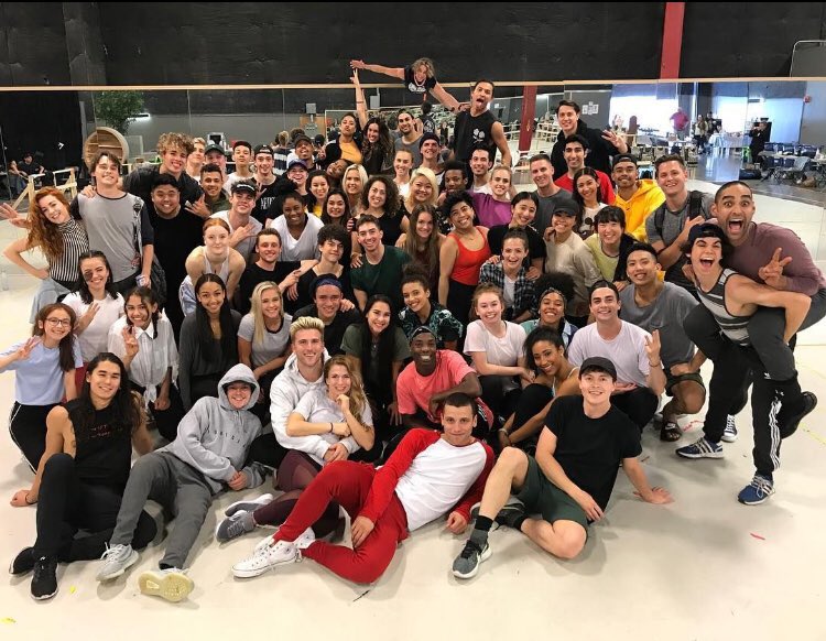 broadwayrpdm's tweet image. 𝑳𝒆 𝒔𝒂𝒗𝒊𝒆𝒛-𝒗𝒐𝒖𝒔 ? Nous sommes plus de 30 artistes à travailler sur Broadway ! L'équipe de production, les musiciens, les acteurs, les danseurs...Et pourtant, nous avons encore de la place pour vous ! Si vous souhaitez joindre l'aventure, n'hésitez pas à nous contacter.