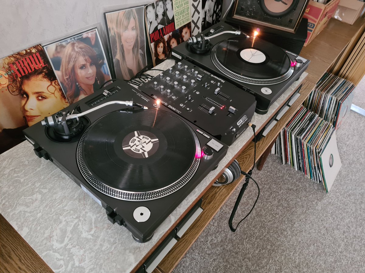 DJHardnoize's tweet photo. Going to make another oldschool dancemusic/housemusic/techno dj mix
#hardnoize #oldschool #oldschoolhousemusic #oldschooldancemusic #housemusic #dancemusic #techno #vinyl #records #12inches #turntables #technics #sl1210mkII #mixer #numark #dxmpro https://t.co/vQnqXd6Vgi