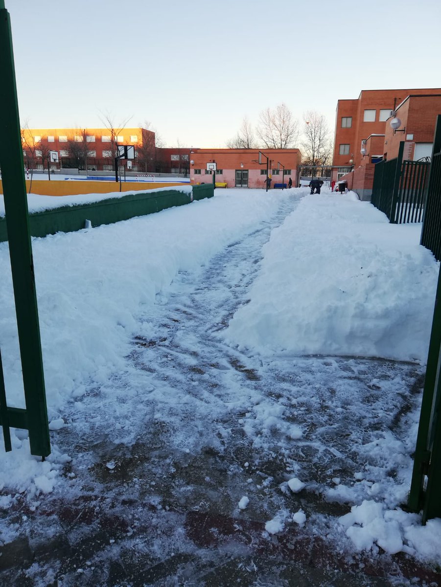 ampaceipvalde's tweet photo. Queda mucho por limpiar en el colegio y por eso estamos organizando cuadrillas de limpieza.
De momento quedamos mañana viernes a partir de las 11:00.
Aceptamos manos y herramientas.
Vente abrigado y no resbales.
Mantendremos los protocolos COVID.
GRACIAS https://t.co/4FeqoqOMxA https://t.co/VC59JTItgt