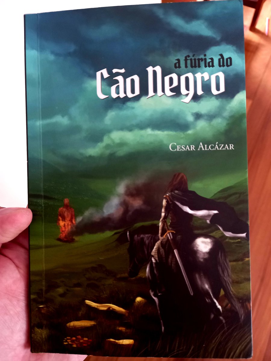 Terminei de ler A Fúria do Cão Negro, do amigo @Calczar. Ótima narrativa sobre vingança nórdica e homens de palha. Saiu pela <a href="/arteeletra/">ArteeLetra</a> em 2014.