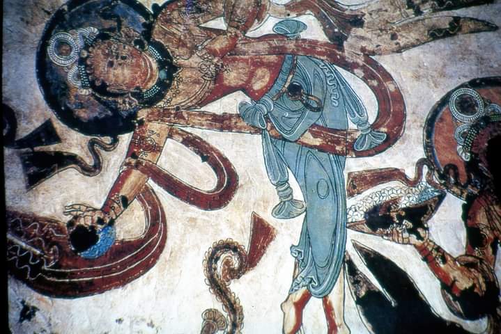 francang1950's tweet image. in queste rocce, si trovano dipinti spettacolari  che gli  artisti eseguivano ( pagati dai viandanti) che intraprendevano i viaggi sulla   via della Seta. Erano fatti per ingraziarsi e propiziarsi  le divinità , visto che le strade erano pericolose,da ogni punto di vista.mie 📷