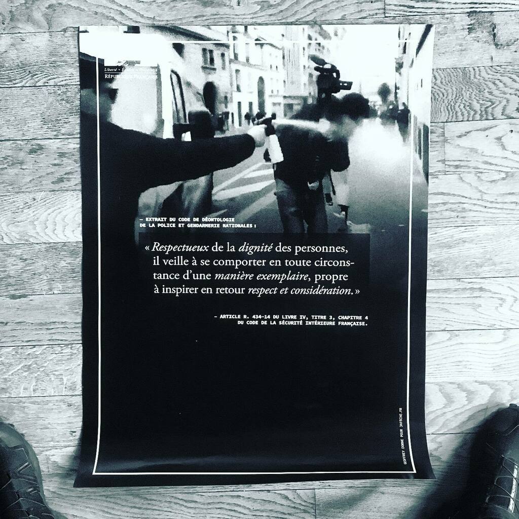 designandhuman's tweet photo. Les affiches, c’est toujours mieux lorsqu’elles sont imprimées et prêtes pour être accrochées 🙏👀
—
#poster #violencepoliciere #riot #policeviolence #police #deontologie #deontologiepoliciere #codedhonneur → https://t.co/KpziUkQZO4 https://t.co/pAl9LOIpzT