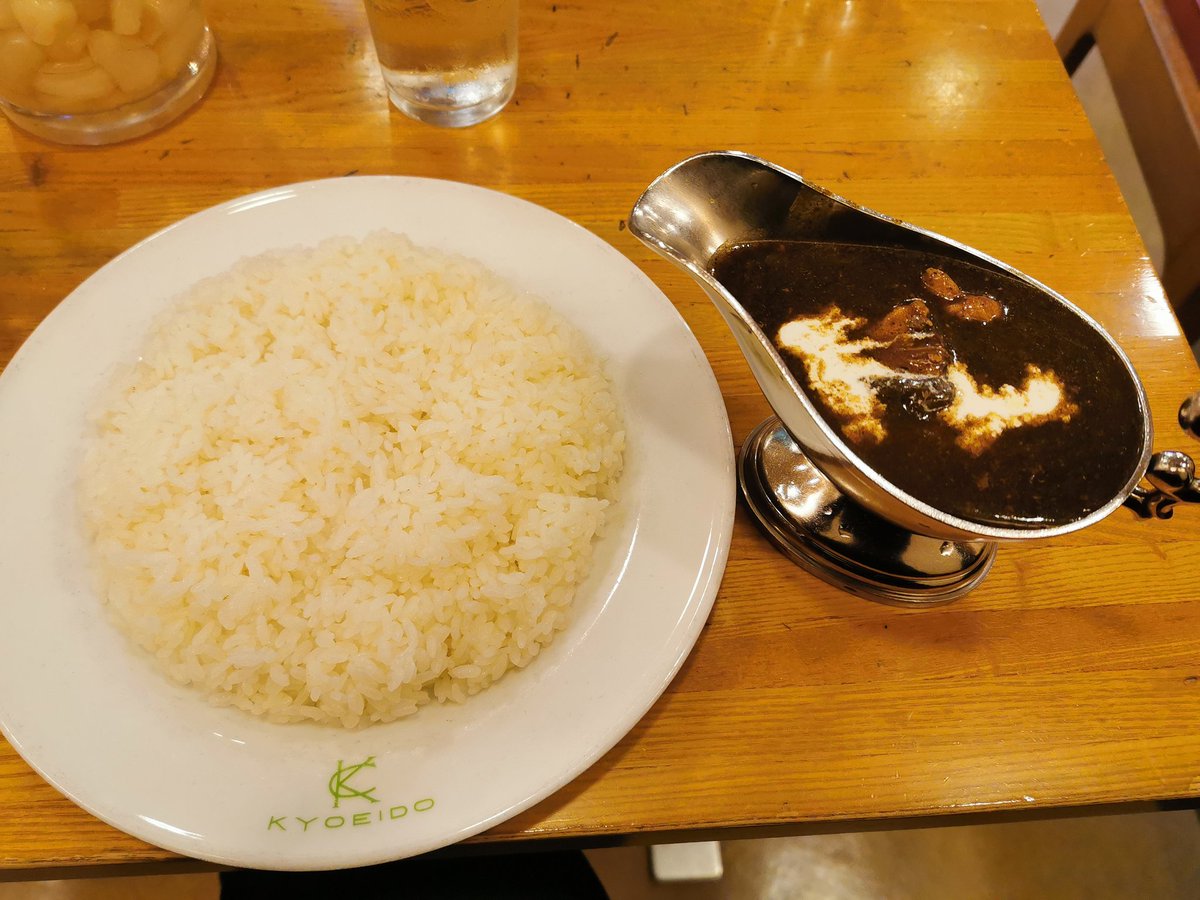 共栄堂チキンカレー
神保町最古参らしいです
学生時代から通ってたので今更ですが、独特の苦味とコクがあるカレーは何度食べても飽きませんね
固めの米離れの良さと肉のホロホロ感の合わさった食感がグッドです
そういえば以前は隣がキッチンジローだったんですけどいつの間にかなくなってましたね