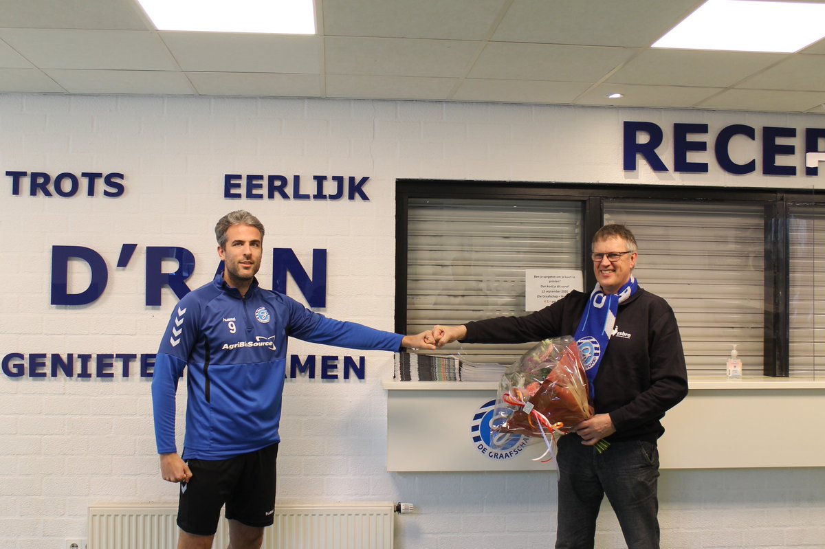 DeGraafschap's tweet photo. Het Esbro doelpunt van de maand december is op naam gekomen van Ralf Seuntjens. 

Zijn afstandsschot tegen jong @fcutrecht kreeg unaniem de meeste stemmen ⚽️👍

Hij ontvangt uit handen van de heer Tel, van Esbro, een mooie bos bloemen 🌷 https://t.co/JKMhFyWq17