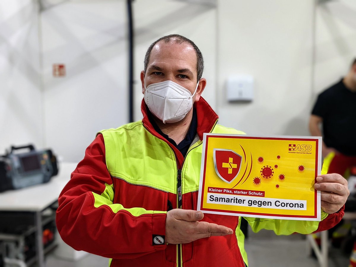 ASBinBerlin's tweet photo. Kleiner Piks, starker Schutz: Samariter gegen Corona!❤️💛
Wir freuen uns sehr, dass wir nach wochenlanger Vorbereitung heute den Startschuss bekommen haben und gemeinsam mit der @DLRG_Berlin die 2. Hoffnungsmaschine Berlins betreiben können! 

#asbberlin #wirhelfenberlin https://t.co/3IKF9CFlJe