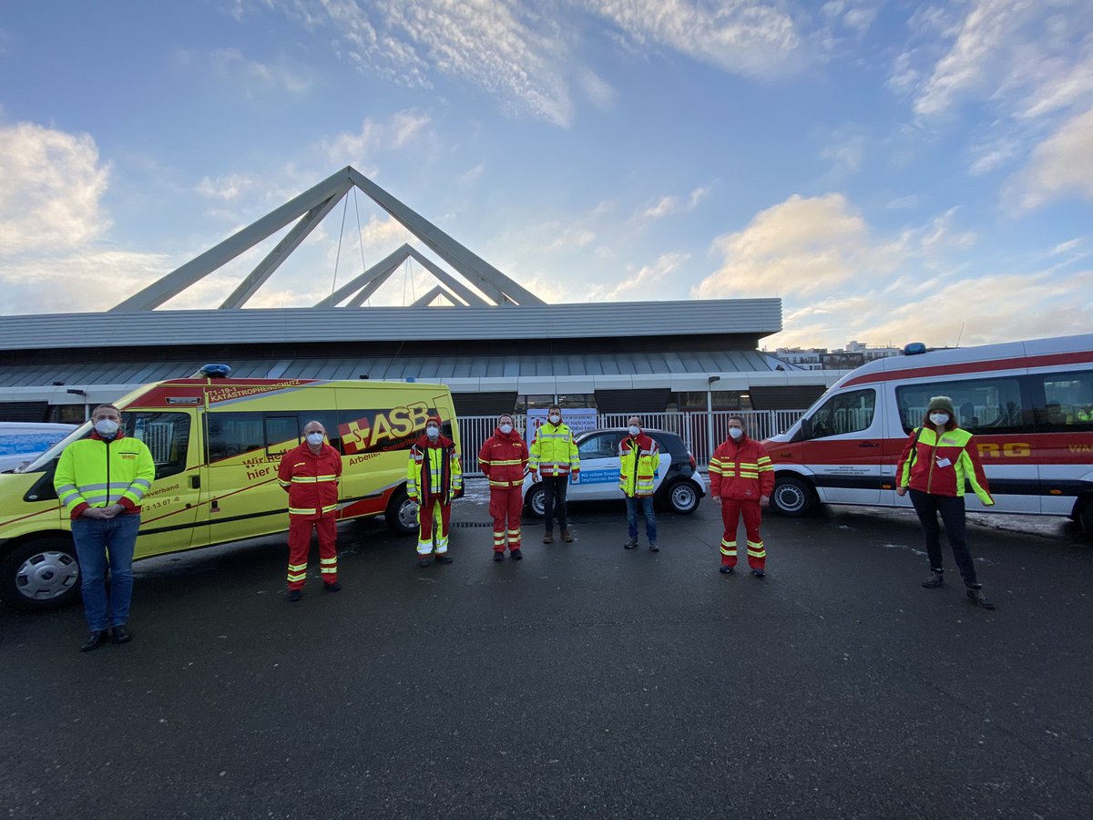 ASBinBerlin's tweet photo. Kleiner Piks, starker Schutz: Samariter gegen Corona!❤️💛
Wir freuen uns sehr, dass wir nach wochenlanger Vorbereitung heute den Startschuss bekommen haben und gemeinsam mit der @DLRG_Berlin die 2. Hoffnungsmaschine Berlins betreiben können! 

#asbberlin #wirhelfenberlin https://t.co/3IKF9CFlJe