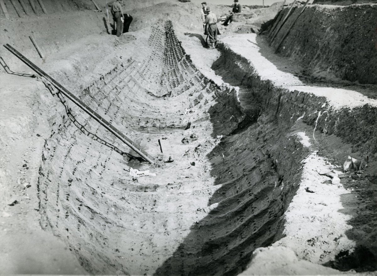 SueBrunningBM's tweet photo. Looking forward to watching the #SuttonHoo ship burial emerge from #TheDig on @NetflixUK this month? Why not revisit the hashtag #SuttonHoo80 for lots of Tweets by me, @britishmuseum & @NT_SuttonHoo, posted during the 80th anniversary of the discovery in 2019! https://t.co/1kdgQwAXJO